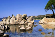 “致敬”苏亚雷斯？面对迈达纳的头球，吴曦试图用手扑救.